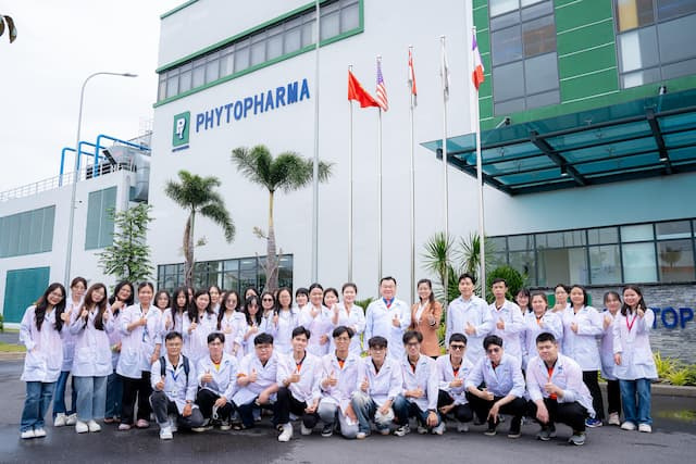 Phytopharma chào đón sinh viên Đại học HUTECH tham quan kho Long Hậu