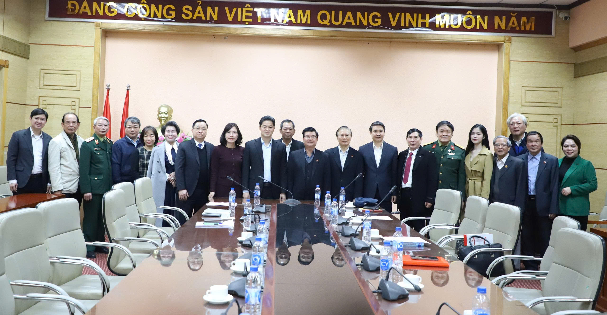 Thứ trưởng Thường trực Vũ Mạnh Hà làm việc với Hội Quân dân Y Việt Nam về công tác phát triển y dược cổ truyền